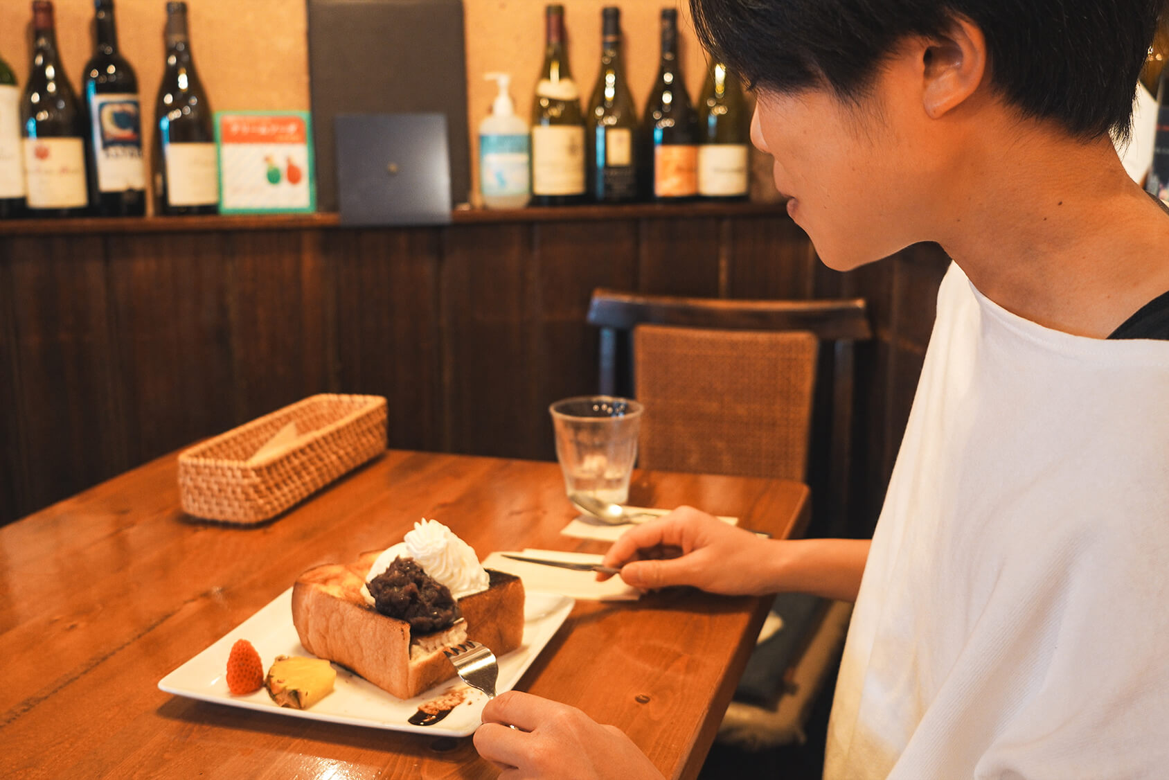 喫茶店アポロで懐かしのあんバタートーストを食べる伊藤有希選手